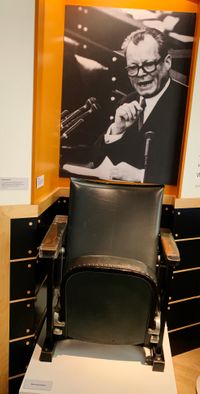1_Der Abgeordnetenstuhl (Platz Nr. 5) von Willy Brandt aus dem alten Plenarsaal Bonn