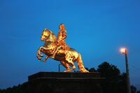 Statue Friedrich August II. bei Nacht